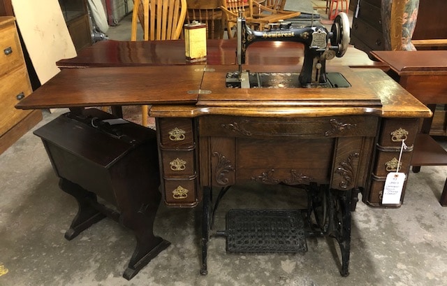 Pattin Antiques Auction New Year's Day sewing machine